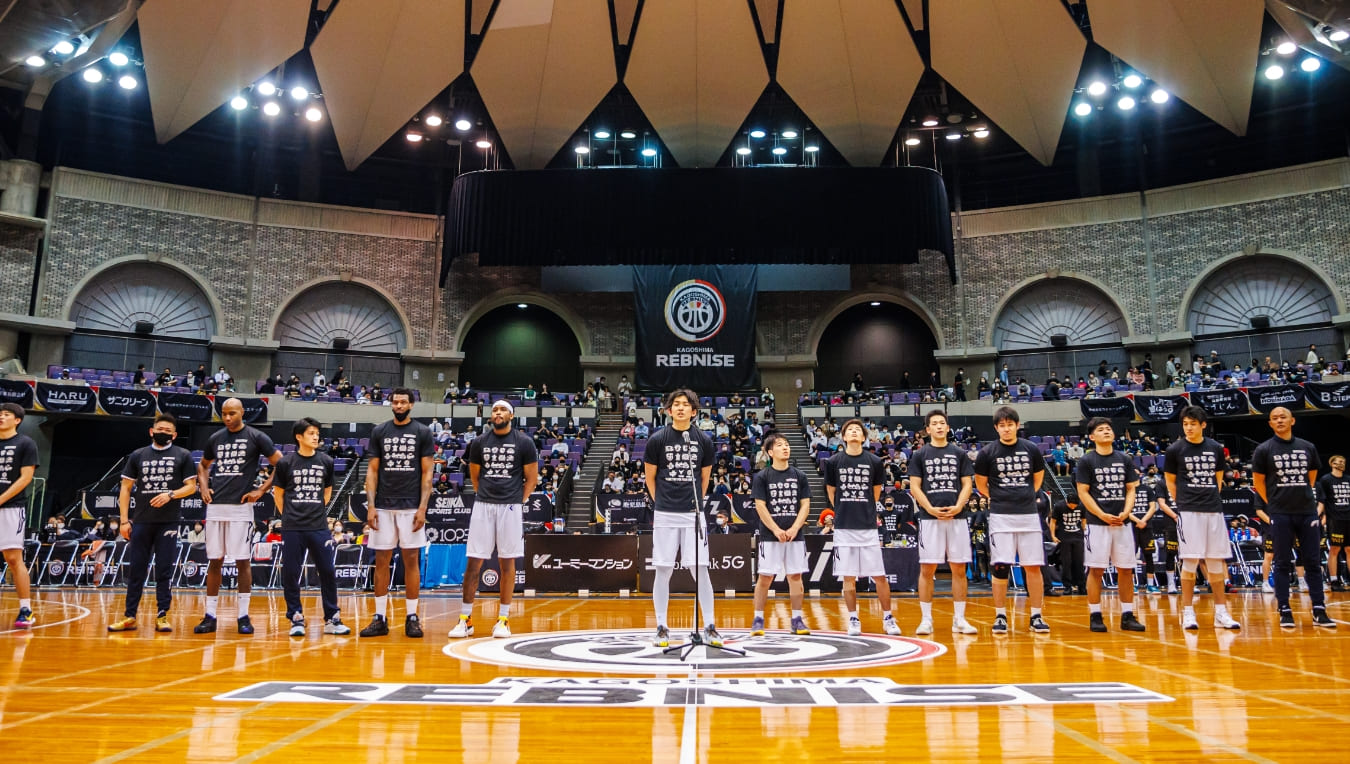 選手が集まり、代表選手が喋っているイメージ