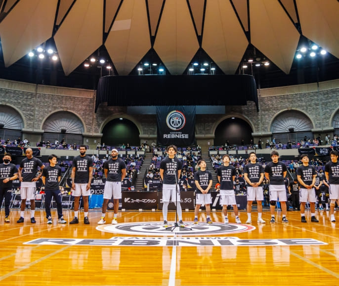 選手が集まり、代表選手が喋っているイメージ